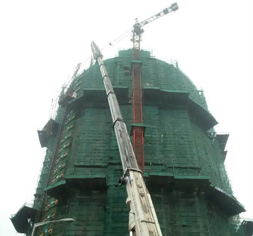 凉城吊车在工地上作业